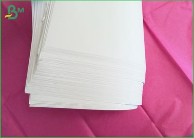 Massa e scorrevolezza di carta non rivestite leggere di Woodfree alte per l'ufficio/documenti cartacei