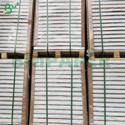 Fogli di carta kraft striata ad alta resistenza da 50 g/m² per imballaggio